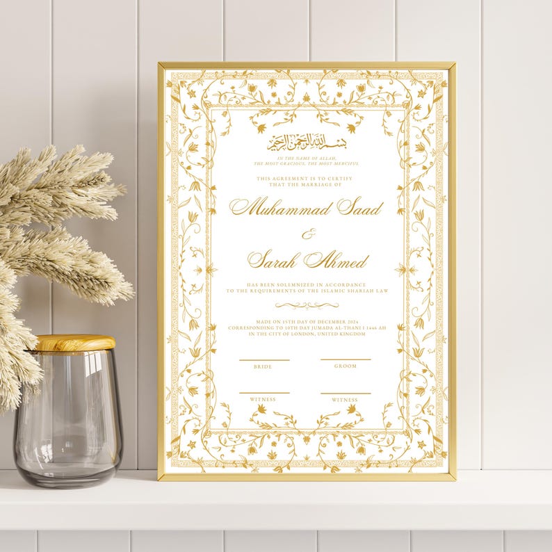 K&ouml;nnte beinhalten: Eine wei&szlig;e Heiratsurkunde mit einem goldenen, verzierten Rahmen und einem floralen Muster. Der Text lautet: "Im Namen Allahs, des Allerbarmers, des Barmherzigen. Diese Vereinbarung bescheinigt, dass die Ehe von Muhammad Saad & Sarah Ahmed in &Uuml;bereinstimmung mit den Anforderungen des islamischen Scharia-Gesetzes geschlossen wurde. Ausgestellt am 16. Dezember 2023, entsprechend dem 18. Jumada Al-Thani 1445 AH in der Stadt London, Vereinigtes K&ouml;nigreich. Braut Br&auml;utigam Zeuge Zeuge"