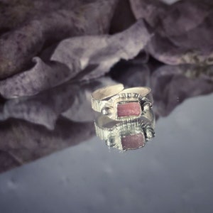 調節可能なリングの詳細、テクスチャーのある4g 950シルバーと天然ピンクトルマリンクリスタル