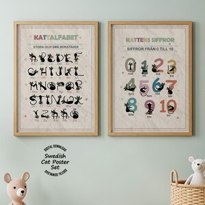 Könnte beinhalten: Zwei gerahmte Lernposter mit hellen Holzrahmen. Das linke Poster zeigt das schwedische Alphabet mit schwarzen Katzenillustrationen für jeden Buchstaben. Das rechte Poster zeigt die Zahlen von null bis zehn mit schwarzen Katzen.