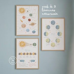 Könnte beinhalten: Drei gerahmte Aquarelldrucke mit hellem Holzfinish. Die Drucke zeigen Himmelskörper, darunter Sonne, Planeten und Mondphasen. Der Text "pack de 3 laminas astronomia" ist oben rechts sichtbar.