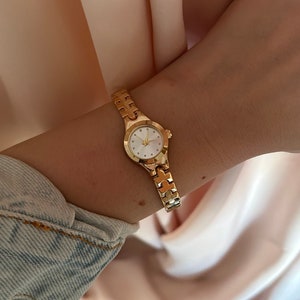Reloj de pulsera vintage para mujer, reloj de pulsera dorado para mujer, reloj minimalista para mujer, reloj de mujer con esfera redonda, reloj retro para uso diario, regalo imagen 3