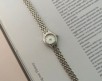 Silberne Damen-Armbanduhr, Vintage-Damenuhr, Uhr mit rundem Zifferblatt, Retro-Silberuhr, kleine Damenuhr, schlichte Uhr, Geschenk für Sie