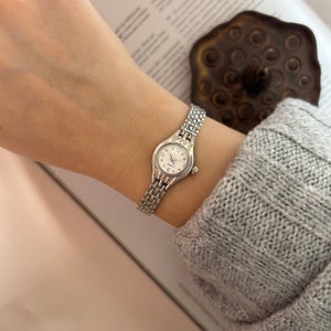Reloj de pulsera de mujer plateado, reloj de mujer vintage, reloj de esfera redonda, reloj de plata retro, reloj de mujer pequeña, reloj de aspecto simple, regalo para ella imagen 6