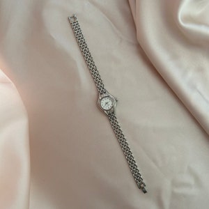 Reloj de pulsera de mujer plateado, reloj de mujer vintage, reloj de esfera redonda, reloj de plata retro, reloj de mujer pequeña, reloj de aspecto simple, regalo para ella imagen 5