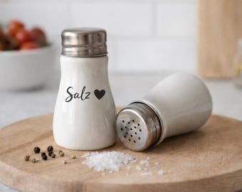Personalisierte Salz & Pfeffer Streuer Set mit Namen | Keramik Gewürzstreuer | Geschenk für Paare Hochzeit Einzug Küche Deko