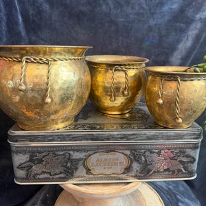 Juego vintage de 3 macetas apilables de latón martillado; juego de 3 macetas indias con decoración de cuerda.