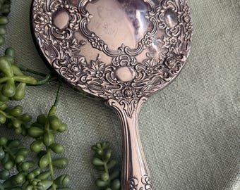 Lustro ręczne do toaletki w stylu vintage, posrebrzane, zdobione repusowanym wzorem kwiatowym