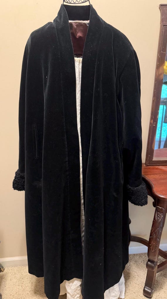 Vintage 1940s Black Velvet Opera Coat - Ornate Astrakhan Faux Fur Trim Cuffs - Mid Century Gothic Duster Glamorous Evening Clutch Swing Jack
