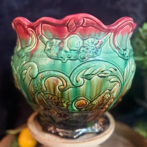 Antike Weller-Jardiniere, 28 cm – Majolika-Pflanzgefäß aus den 1920er Jahren im flämischen Stil – Große Schale aus grün-magentafarbener Zanesville-Kunstkeramik mit floralem Rankenmuster