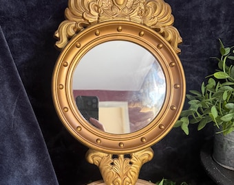 Specchio da parete vintage Federal Eagle / Specchio con dettagli dorati in stile Hollywood Regency anni '70 / Decorazione da parete con cornice finta dorata e borchie in stile retrò Syroco