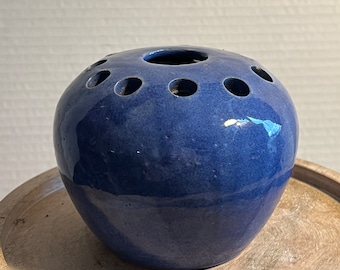 Vintage blauwe aardewerken vaas met 11 gaten voor een bloemhouder; aardewerken vaas; bloemhouder van keramiek; ik denk dat deze uit de jaren 1920 stamt.