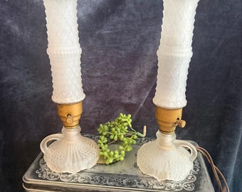 Par de lámparas de tocador vintage de vidrio prensado texturizado; lámparas estilo torpedo/rascacielos Art Déco.
