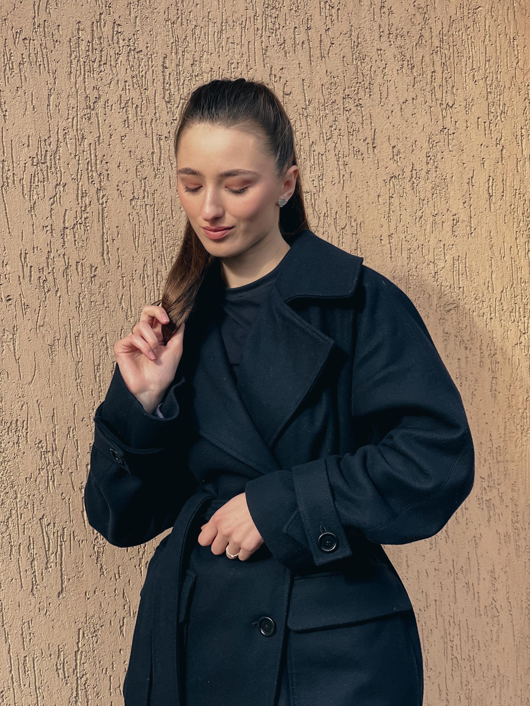 ネイビーブルーのウールコート | ゆったりとしたストレートカット