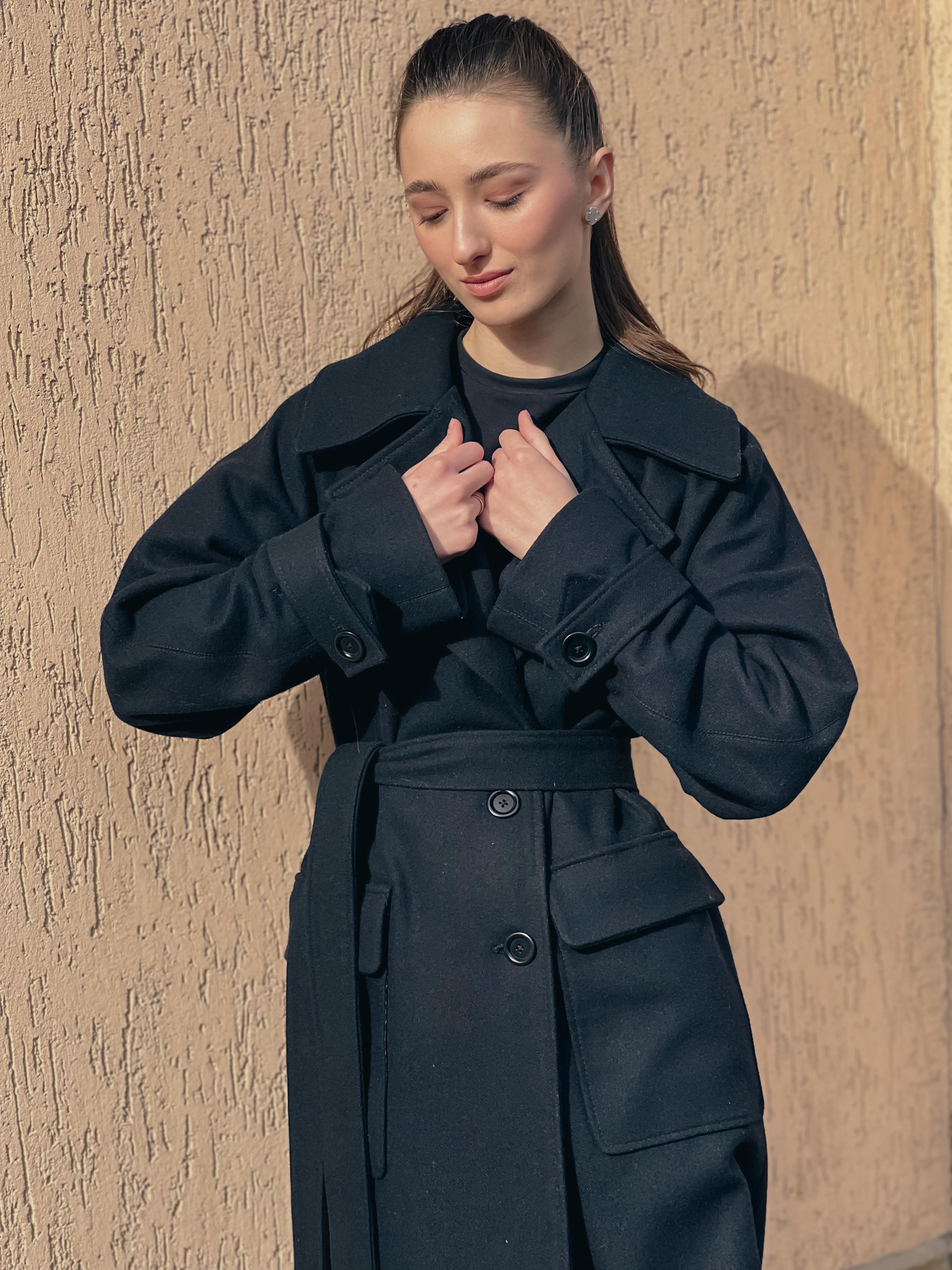 ネイビーブルーのウールコート | ゆったりとしたストレートカット