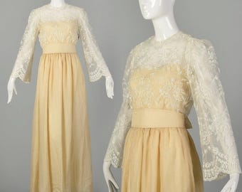 Vestido pequeño de William Pearson de los años 70 con encaje bohemio y mangas largas acampanadas para novias.