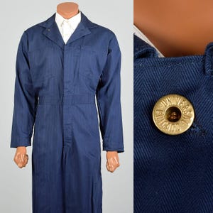 Grote, ongebruikte vintage overall uit de jaren 60, gemaakt van gesanforiseerd katoen, marineblauw met strepen, kraag en knoopsluiting, klassieke werkoverall voor de beroepssector.