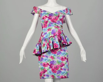 Kleines 1980er Vintage Kleid Floral Asymmetrisch Schößchen Pailletten Off-Shoulder Cocktail Pink Blau Lila Gerafftetes Mieder Mini Kleid