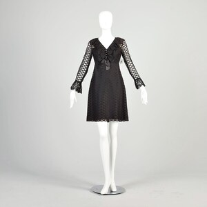 Mini abito nero anni '70, manica lunga, volant, colletto, bottoni in strass, abito da cocktail LBD immagine 5