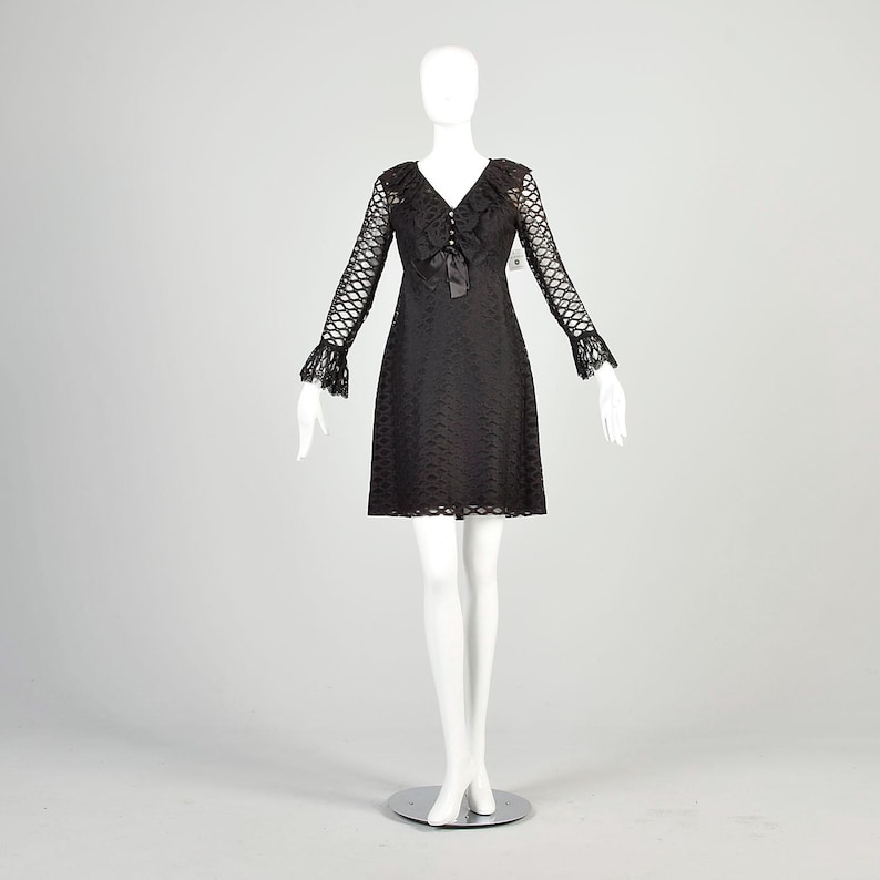Mini abito nero anni '70, manica lunga, volant, colletto, bottoni in strass, abito da cocktail LBD immagine 5