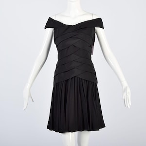 Vestido negro corto Arnold Scaasi vintage de los años 80 con hombros descubiertos y diseño de reloj de arena.