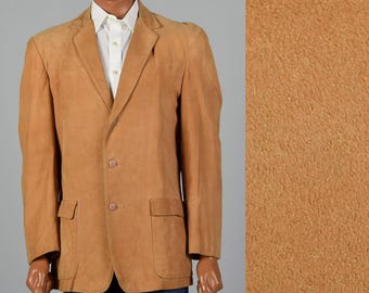 Mittelgroßer Herren-Wildledermantel aus den 1950er Jahren mit aufgesetzten Taschen, einem Rückenschlitz, hellbraunem, geschmeidigem und weichem Leder, Vintage-Stil der 50er Jahre für den Herbst.
