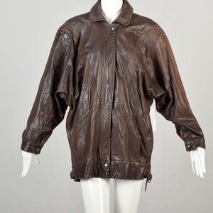 Grande veste surdimensionnée en cuir marron vintage des années 1980 à manches chauve-souris dolman, texturé géométrique en cuir doux beurré patiné, chocolat