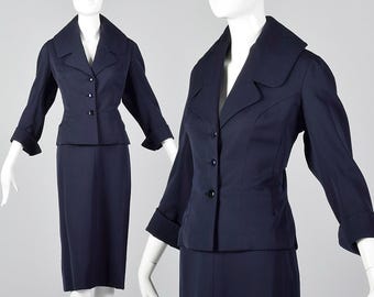 Mittelgroßer, marineblauer Gabardine-Kostümrock aus den 1950er Jahren von Jean Dessés MFC Sunningdale Shop, bestehend aus tailliertem Blazer, Bleistiftrock und passenden Einzelteilen – Vintage der 50er Jahre.