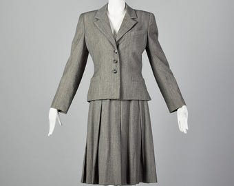 Traje de falda gris de los años 80 de Bill Blass, de lana de peso medio y plisado.