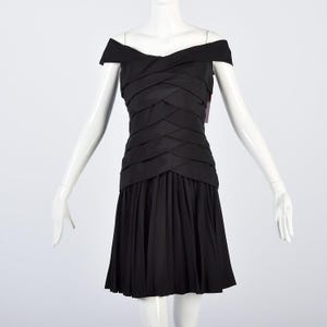 Abito lungo a clessidra con spalle scoperte, stile vintage anni '80, firmato Arnold Scaasi