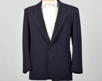 Blazer azul marinho Armani, tamanho G-GG, fabricado na Itália, década de 1990. Jaqueta com dois botões e ombreiras. Um clássico atemporal.