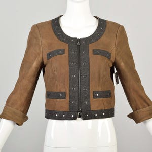 2000s Vintage Y2K XS Brown Suede Cropped Jacket with Grey Studded Trim Zippered Front Pocket Petite Edgy 3/4 Length Sleeve Cuffed Jacket