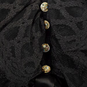 Mini abito nero anni '70, manica lunga, volant, colletto, bottoni in strass, abito da cocktail LBD immagine 7
