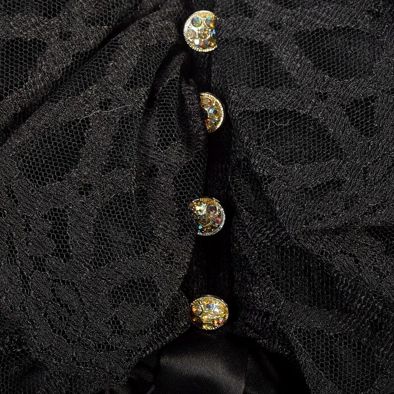 Mini abito nero anni '70, manica lunga, volant, colletto, bottoni in strass, abito da cocktail LBD immagine 7