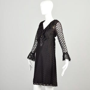 Mini abito nero anni '70, manica lunga, volant, colletto, bottoni in strass, abito da cocktail LBD immagine 3