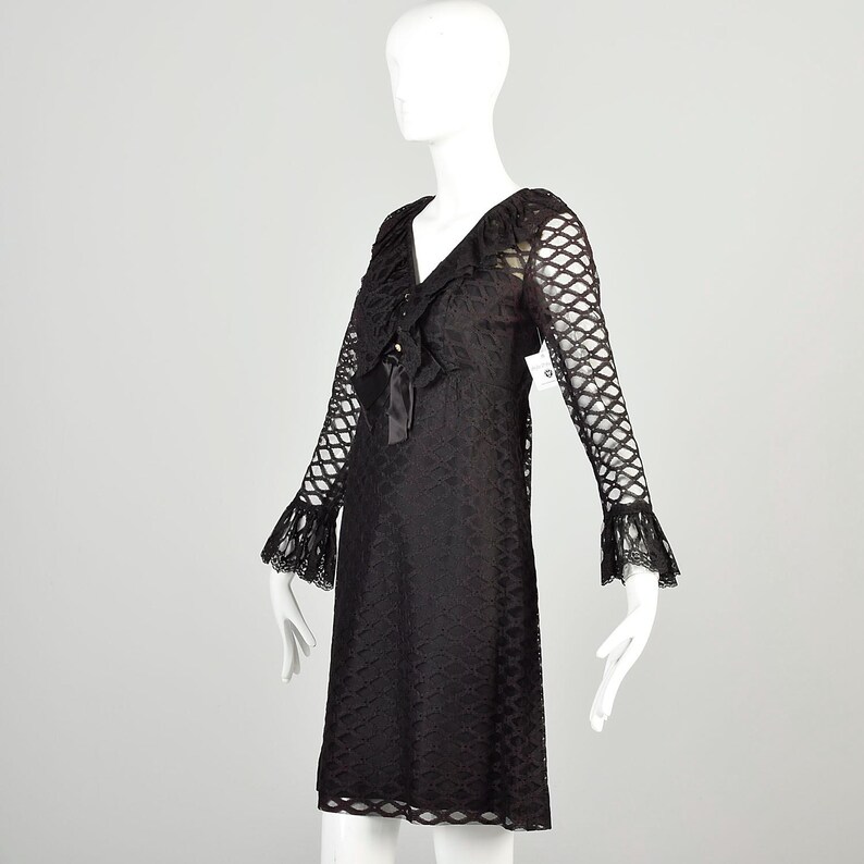 Mini abito nero anni '70, manica lunga, volant, colletto, bottoni in strass, abito da cocktail LBD immagine 3