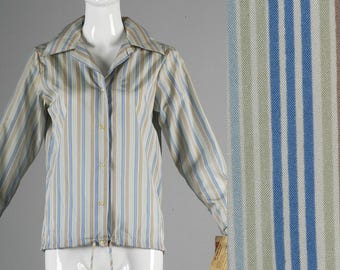 Camisa de stock muerto mediano de los años 70, estilo bohemio de los años 70, top de manga larga con cordón en la cintura, camisa sedosa, estampado de rayas azules y tostadas, estilo vintage informal.