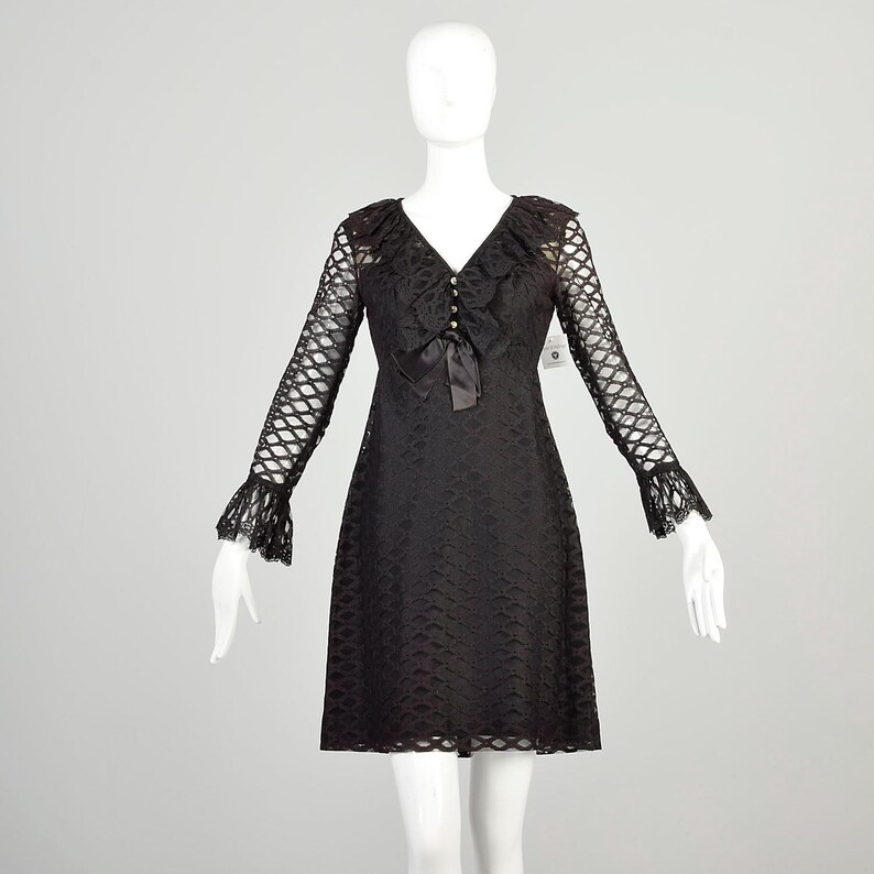 Mini abito nero anni '70, manica lunga, volant, colletto, bottoni in strass, abito da cocktail LBD immagine 1