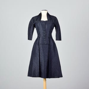 Piccolo abito da cocktail in seta blu navy di Pierre Balmain degli anni '50 con colletto a ritratto
