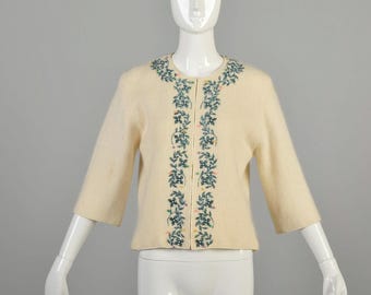 1960er Jahre Große Creme Perlen Cardigan Pullover Ivory Knit Off-White Angora-Mischung Satin getrimmt verzierte Ellbogen-Ärmel elegant weich gemütlich