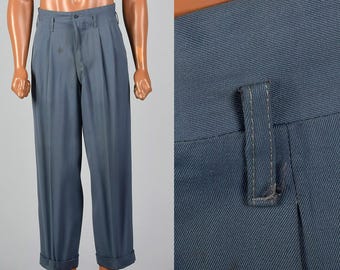 Kleine Herrenhose aus den 1950er Jahren mit Bundfalten, Taschen, Bündchen, leicht zulaufendem Schritt und Zwickel. Blaugrau gefärbt. Vintage-Hose aus den 50er Jahren.