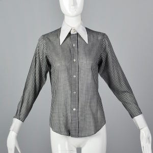 Kleine zwart-witte gingangblouse vintage jaren 70 top lange mouw overhemd met knoopsluiting puntige kraag