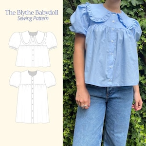 Puede incluir: Una blusa azul claro de estilo baby doll con cuello con volantes y mangas cortas abullonadas. La blusa está abotonada por delante y se combina con unos vaqueros azules. La imagen también incluye una ilustración del patrón de costura de la blusa, con el texto "The Blythe Babydoll Sewing Pattern".