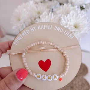 Geschenk zur Geburt Mama – Armband  “MAMA”, liebevoll verpackt auf Holzkarte „Powered by Kaffee und Liebe“, perfekt zur Geburt