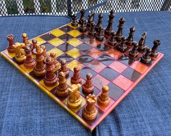 Set di scacchi in resina fatto a mano: giallo e marrone, personalizzabile
