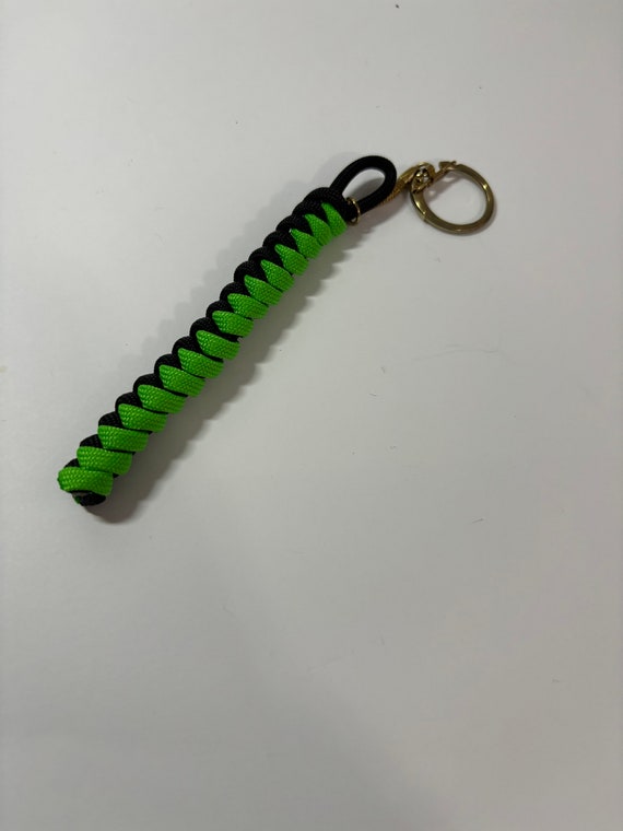 Pack Green and Black Snake Knot Paracord Keychain