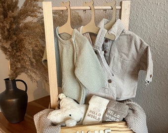 Babygarderobe - Holzkiste mit Kleiderstange