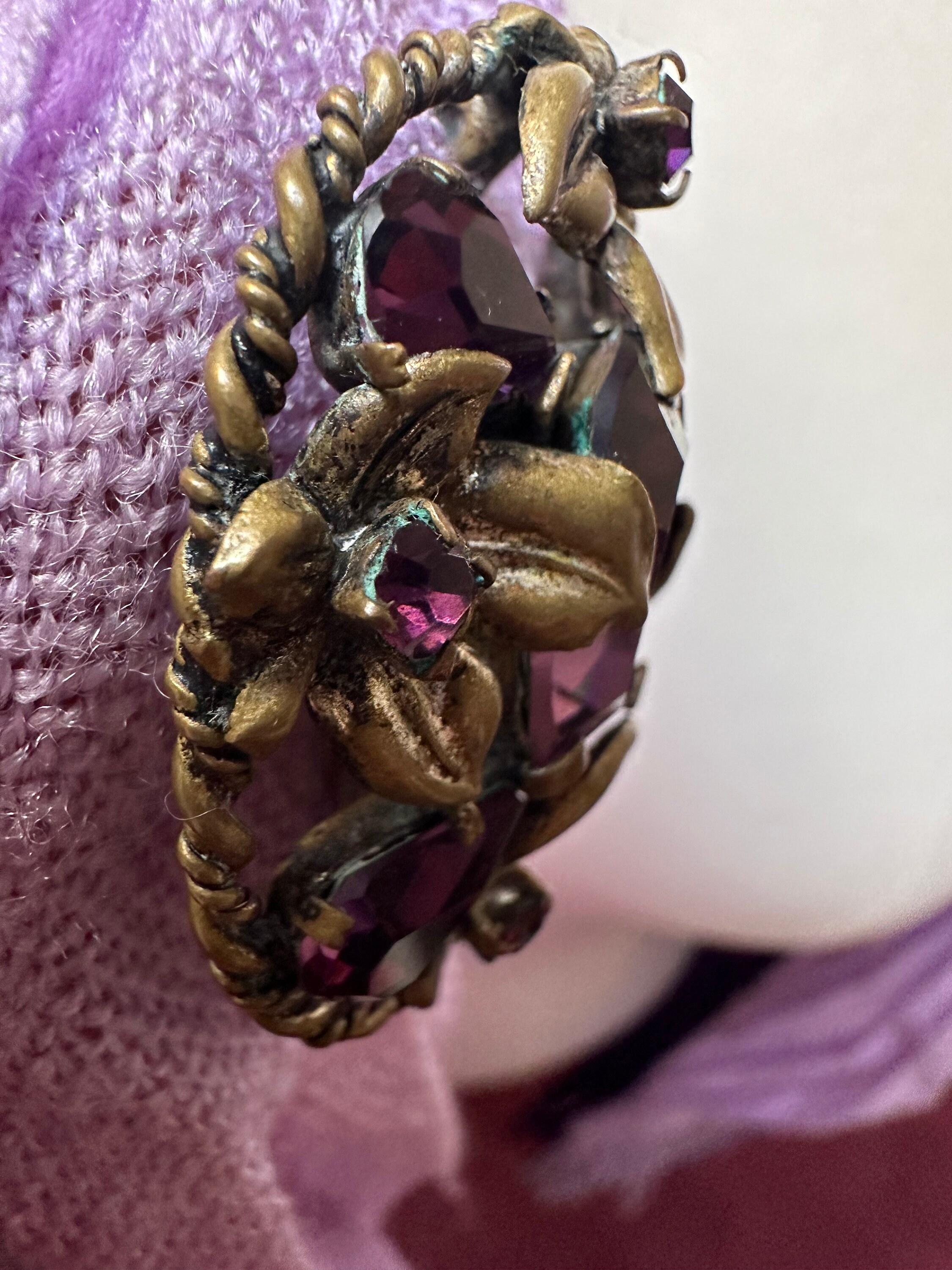 Ancienne Broche Fantaisie En Métal Doré Avec 3 Pierres Violettes - Occasion