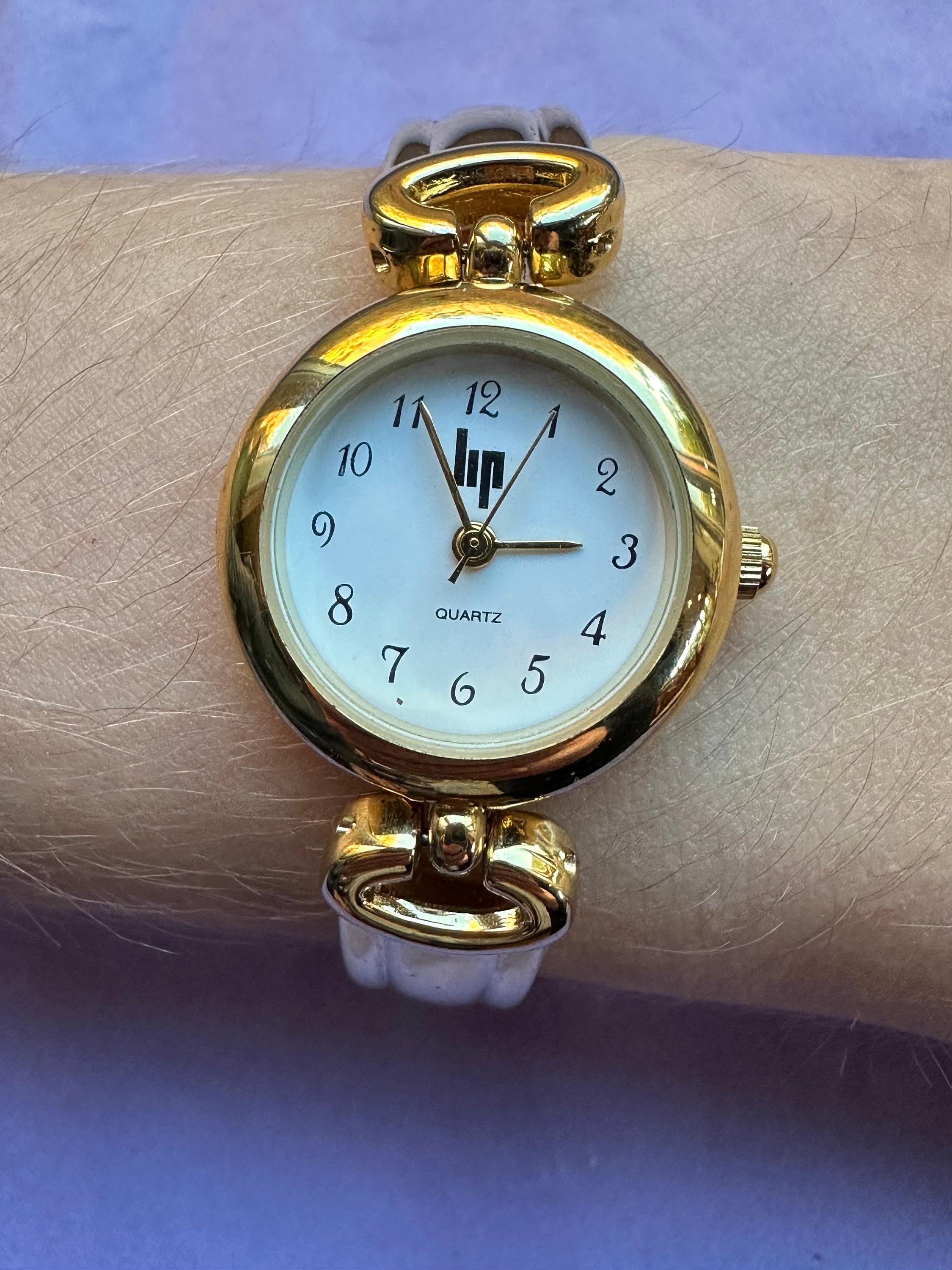Montre Femme Quartz Fantaisie - Bracelet Doré - élégante Et Pas Chère - Neuve