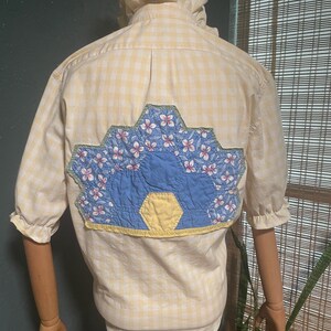 Återvunnen herrskjorta med volangkrage och vintage-quilt