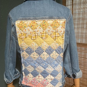 Giacca di jeans da donna riciclata con inserto patchwork vintage.